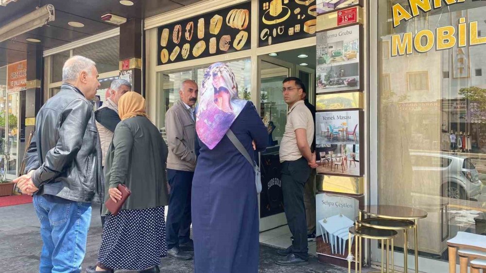 Diyarbakır’da 100 dolar bozmasını istedikleri kuyumcuyu darp ettiler