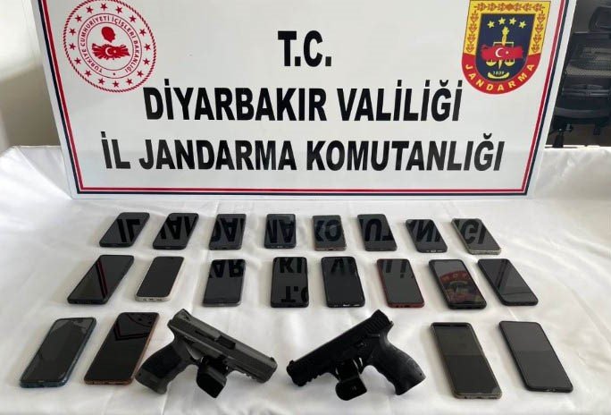 Diyarbakır’da aralarında avukatın da olduğu 9 şüpheli tutuklandı