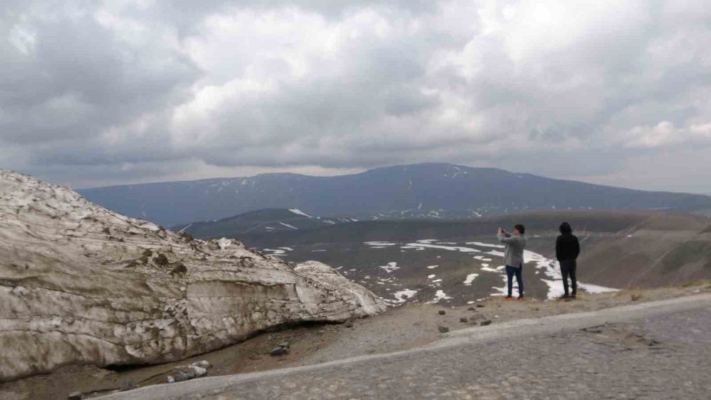 Nemrut Krater Gölü güzelliğiyle büyüledi