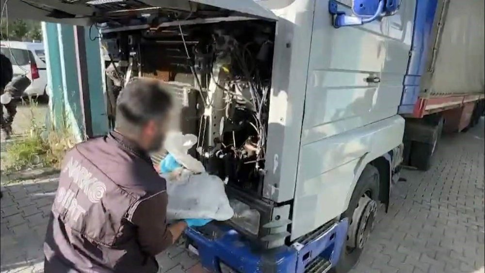 Siirt'te 17 göçmen ve uyuşturucu operasyonu