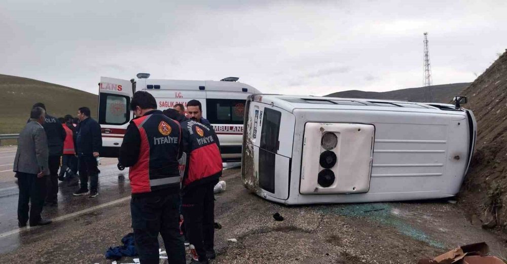 Van’da kontrolden çıkan minibüs yan yattı: 3 yaralı