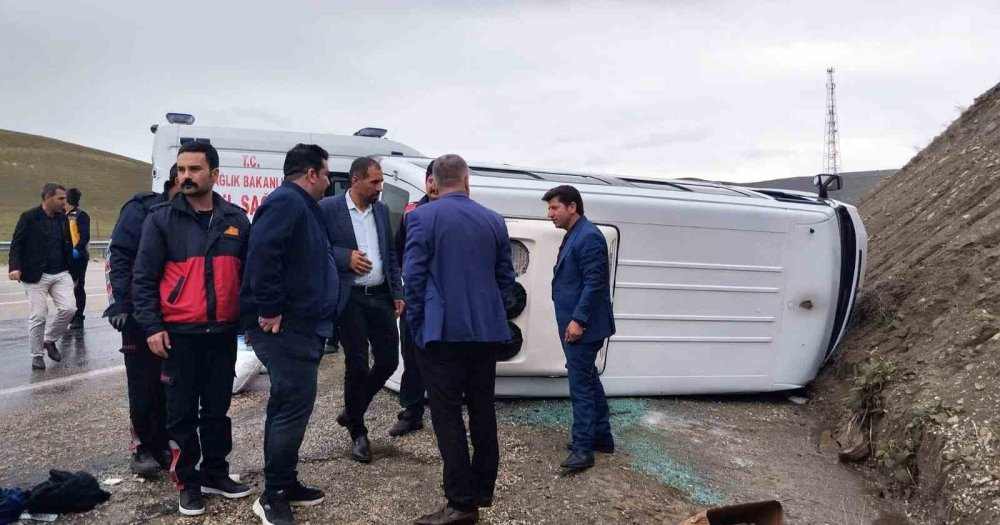 Van’da kontrolden çıkan minibüs yan yattı: 3 yaralı