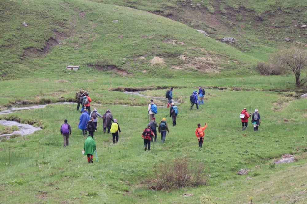 Yağmur çamur demeden 18 kilometre yürüdüler