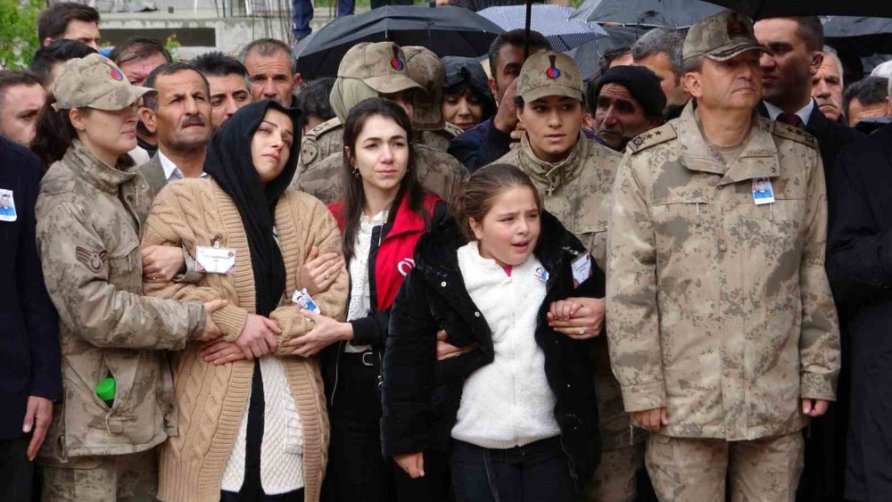 Yıldırım düşmesi sonucu şehit olan korucu gözyaşlarıyla toprağa verildi