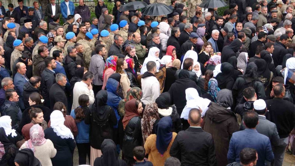 Yıldırım düşmesi sonucu şehit olan korucu gözyaşlarıyla toprağa verildi