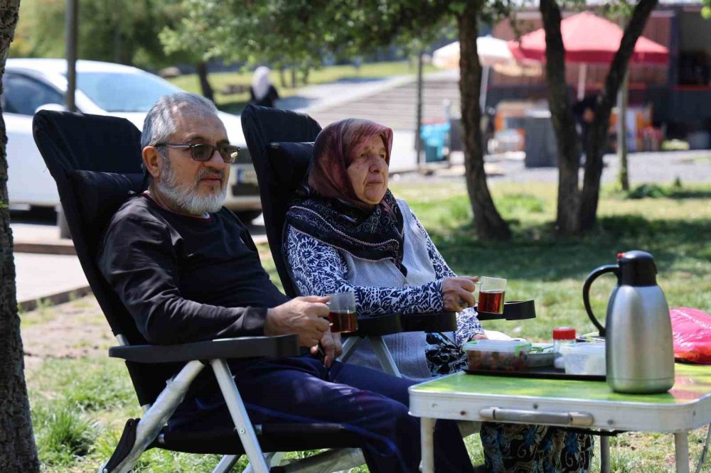 70 yaşındaki çift karavanla 2018 yılından beri geziyor