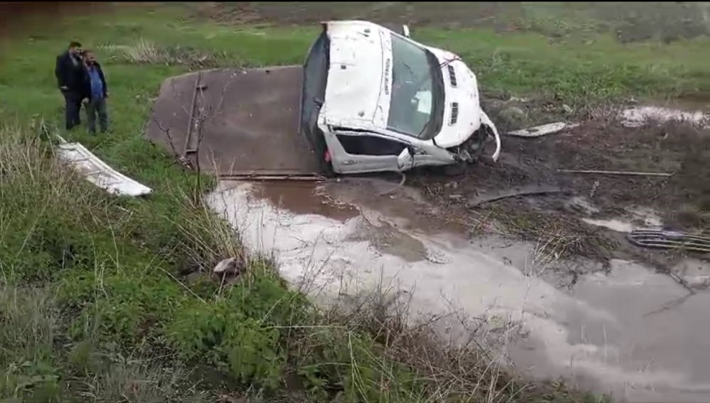 Kars’ta yoldan sapan kamyonet çamura saplandı