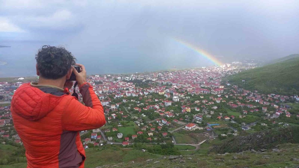 Yağmur ve dolu aldırmadan saatlerce gökkuşağını beklediler