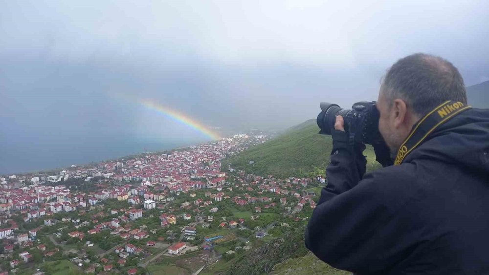 Yağmur ve dolu aldırmadan saatlerce gökkuşağını beklediler