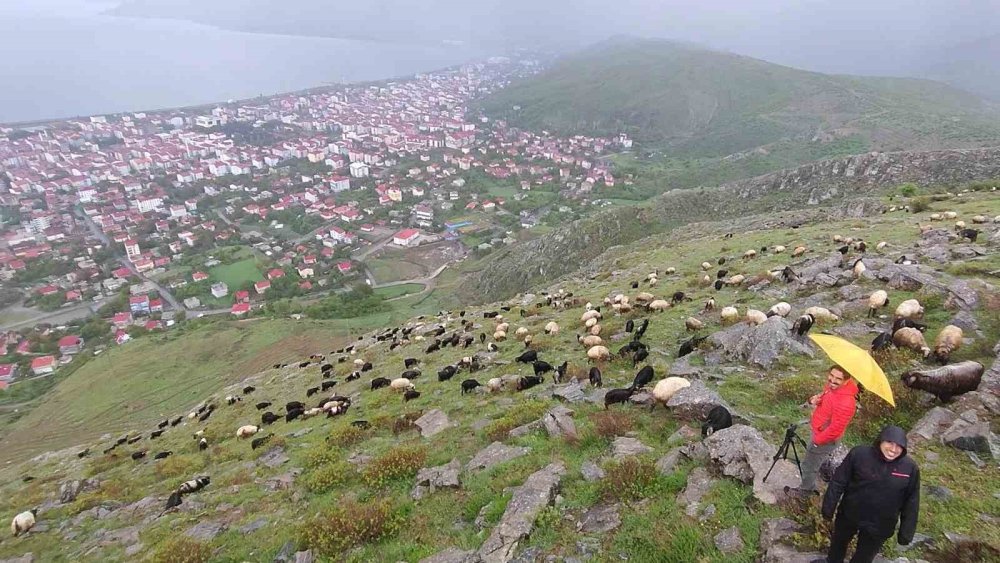 Yağmur ve dolu aldırmadan saatlerce gökkuşağını beklediler