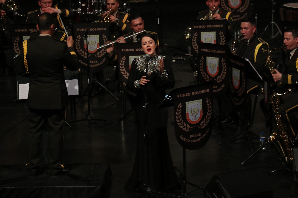 aa-20240517-34597293-34597287-erzurumda-askeri-bandodan-19-mayisa-ozel-konser.jpg