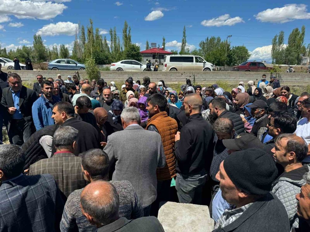 İstanbul’da eski nişanlısının saldırısına uğrayan Bahar, memleketi Iğdır’da toprağa verildi