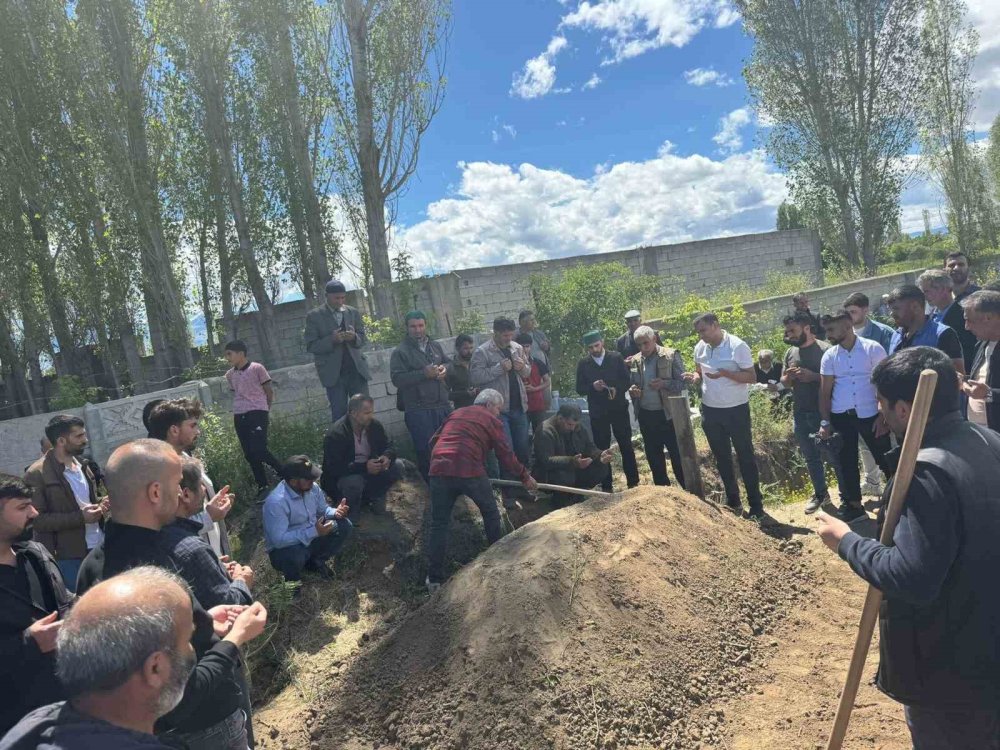 İstanbul’da eski nişanlısının saldırısına uğrayan Bahar, memleketi Iğdır’da toprağa verildi