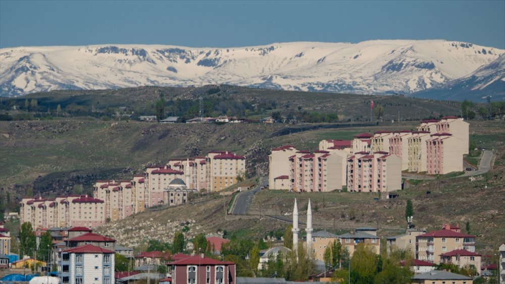 Kar yağışı ve soğuk hava Kars'ı bırakmıyor