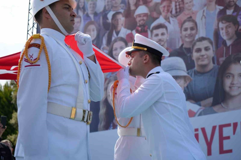 Atatürk’ü temsil eden bayrak karaya çıktı