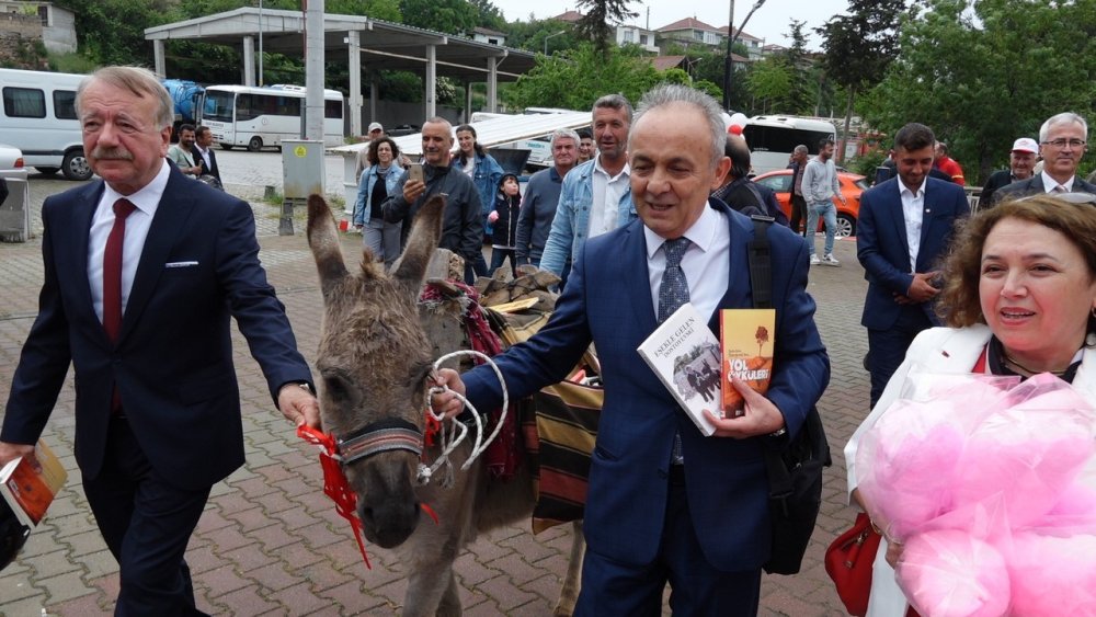 Eşekle köy köy gezip kitap dağıtıyor