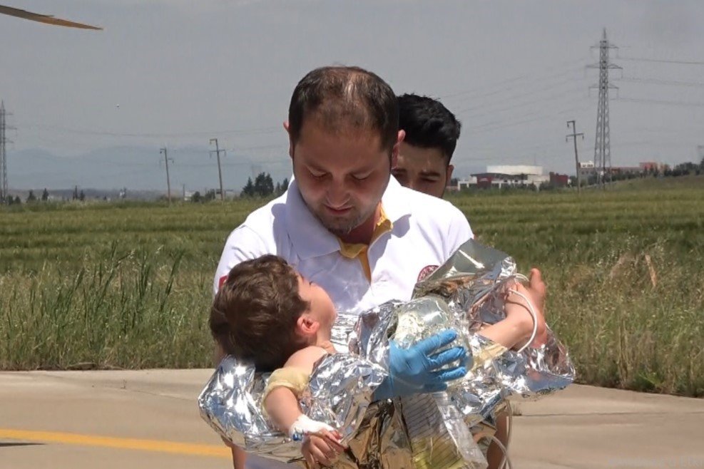 Küçük çocuk kaynar süt kazanına düştü, ambulans helikopterle hastaneye yetişitirildi