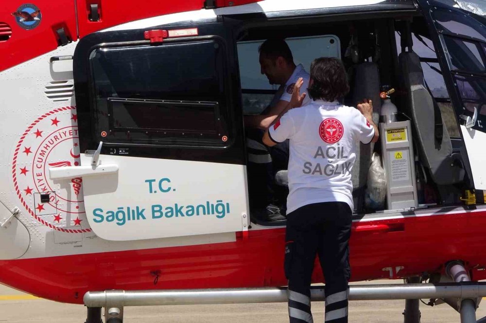 Küçük çocuk kaynar süt kazanına düştü, ambulans helikopterle hastaneye yetişitirildi