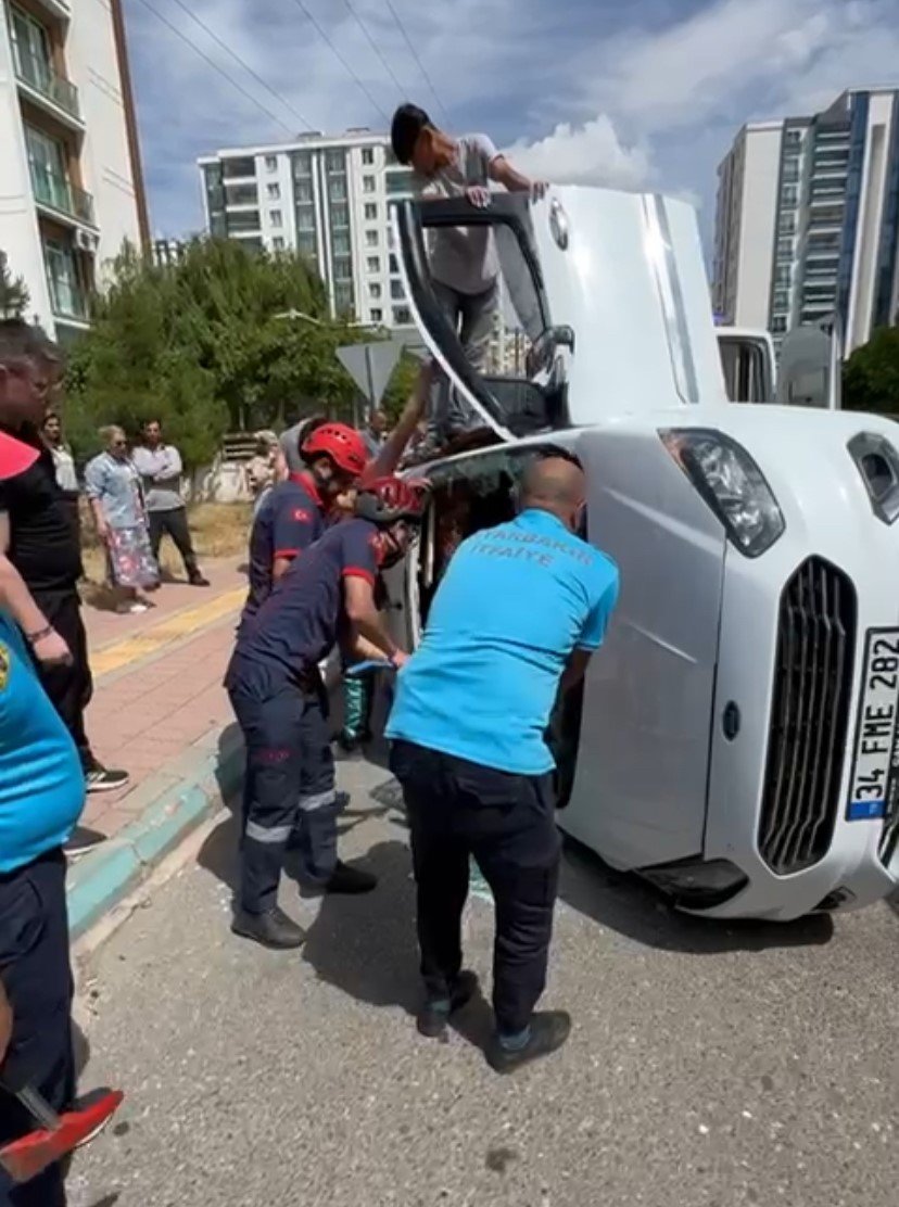 Diyarbakır'da kazada aracına sıkışan şahıs kurtarıldı