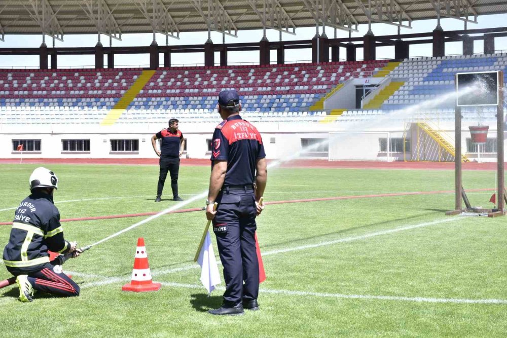 İlk kez düzenlenen üniversitelerarası itfaiye oyunlarını Ardahan ekibi kazandı