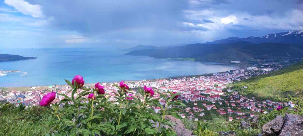 Bitlis'te sağanak sonrası çıkan gökkuşağı hayran bıraktı