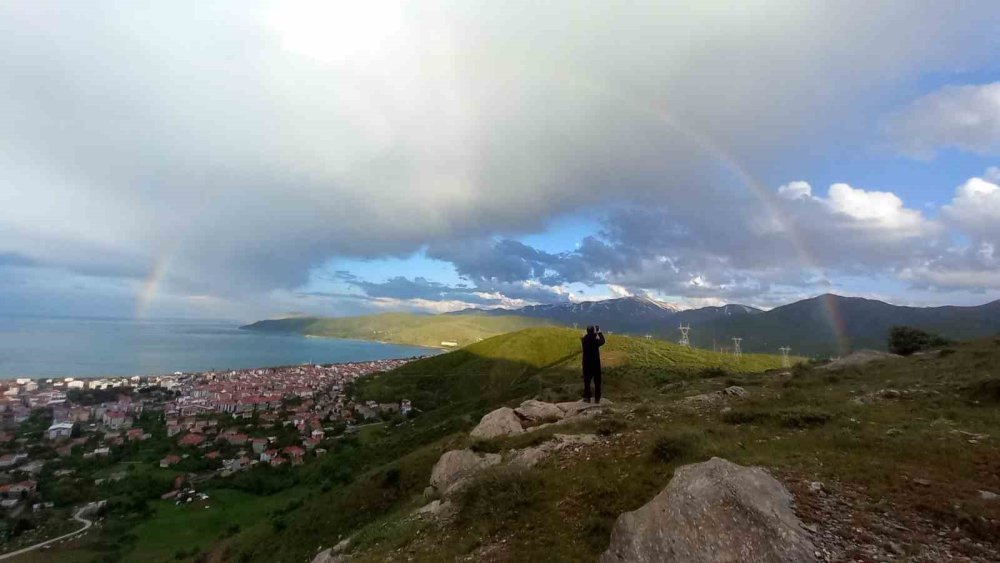 Bitlis'te sağanak sonrası çıkan gökkuşağı hayran bıraktı