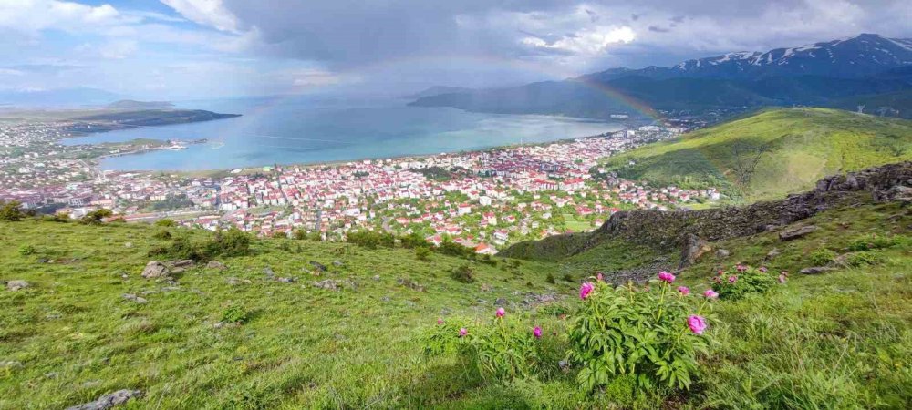 Bitlis'te sağanak sonrası çıkan gökkuşağı hayran bıraktı