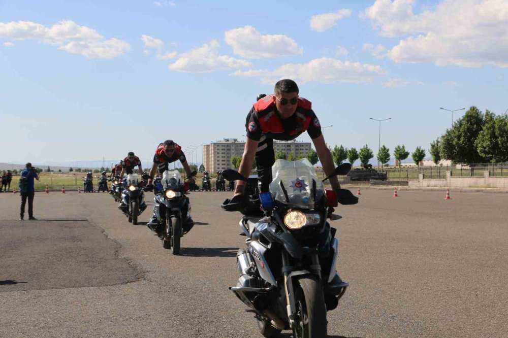 Diyarbakır’da Motosikletli Yunus Timi gösteri yaptı