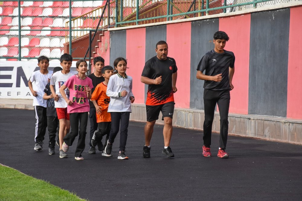 Eski atlet Ersin Tacir'in hedefi başarılı sporcular yetiştirmek