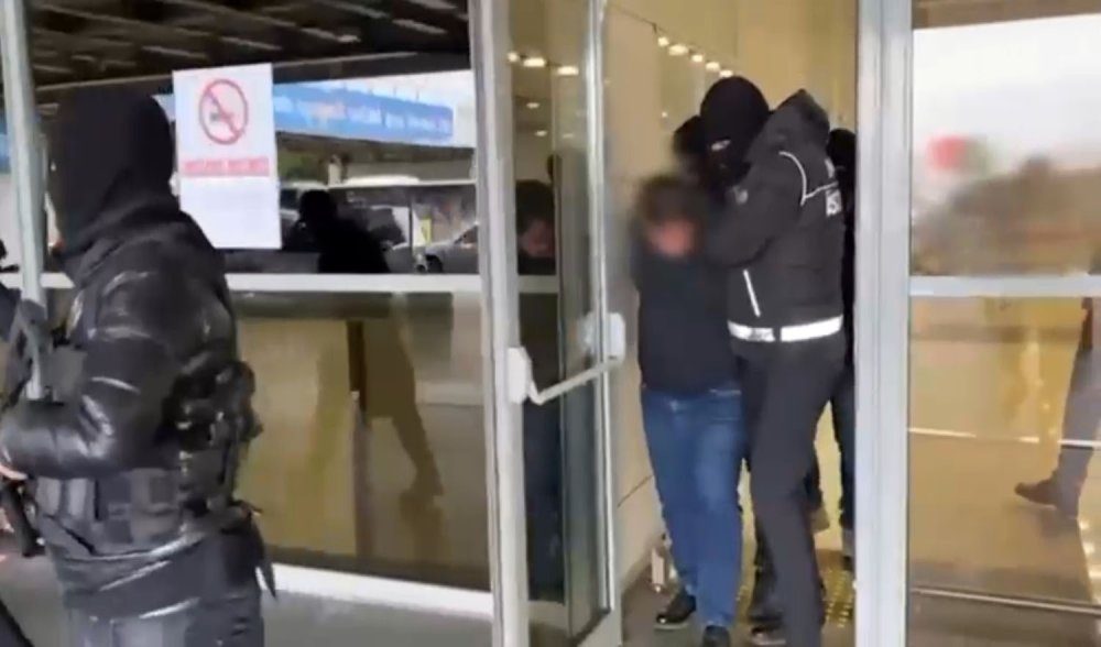 Interpol kırmızı bülteniyle aranan yabancı uyruklu 2 şahıs İstanbul’da yakalandı