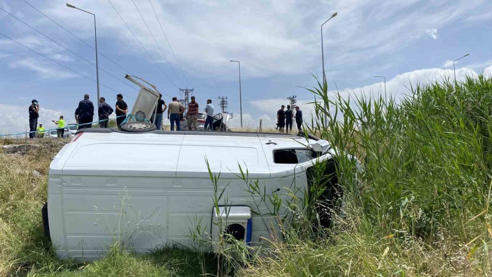 Diyarbakır’da minibüs ile otomobil birbirine girdi: 4 yaralı