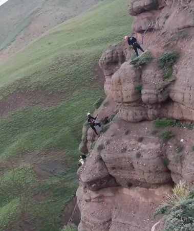 Bitlis'te kayalıkta mahsur kalan yavru oğlaklar kurtarıldı