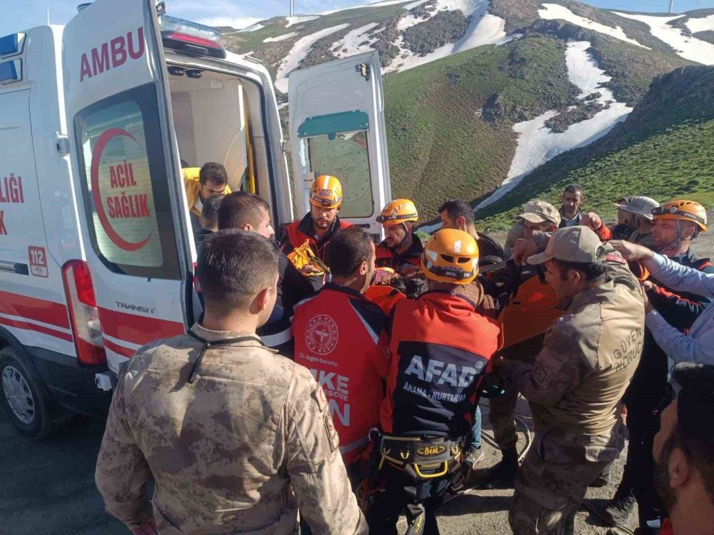 Van’da ot toplarken kayalıklardan düşen şahıs kurtarıldı