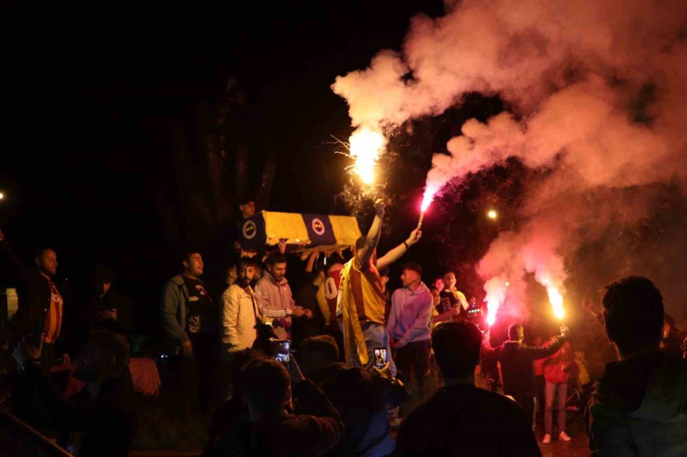 Fenerbahçe bayraklı tabutla şampiyonluğu kutladılar