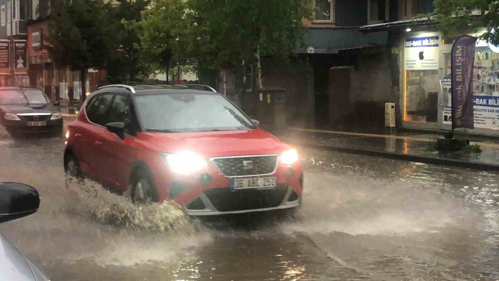 Kars’ta sağanak caddeleri göle çevirdi