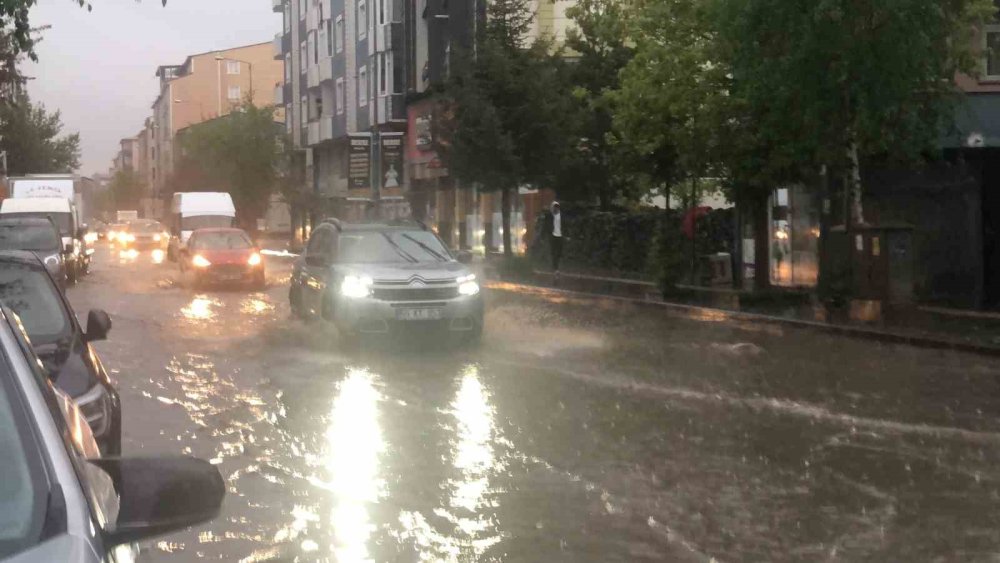 Kars’ta sağanak caddeleri göle çevirdi