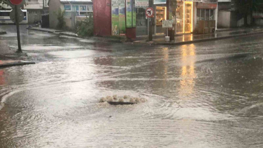 Kars’ta sağanak caddeleri göle çevirdi