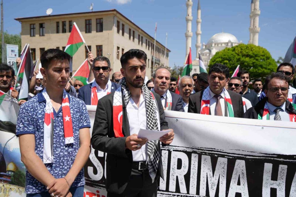 Iğdır Üniversitesi öğrencileri mezuniyette Filistin için yürüdü