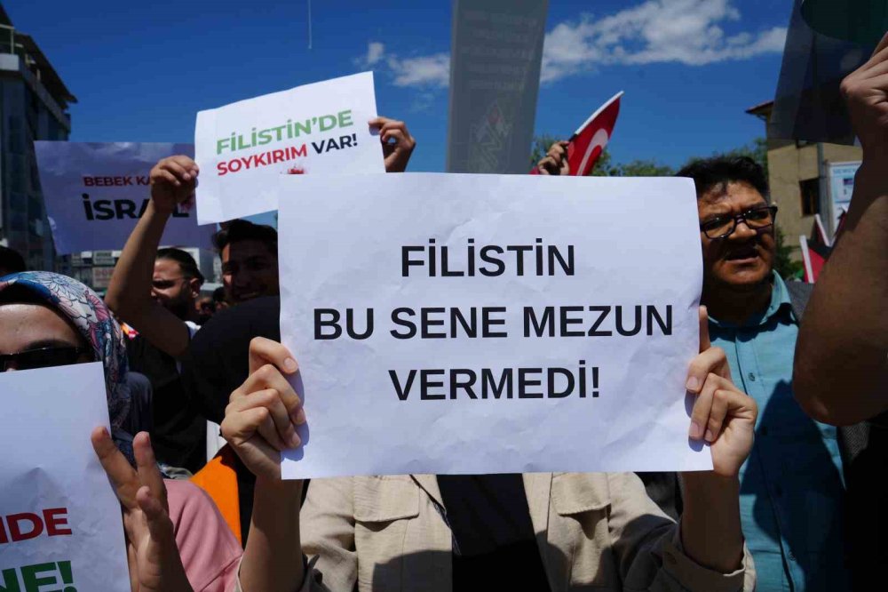 Iğdır Üniversitesi öğrencileri mezuniyette Filistin için yürüdü