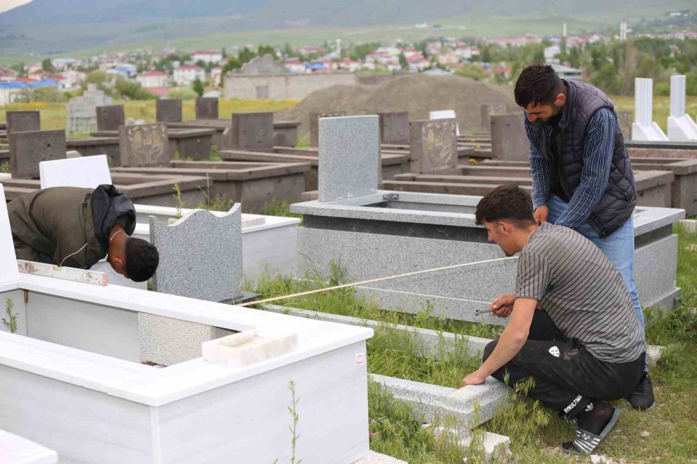 Muş'ta bir garip mezar taşı kampanyası