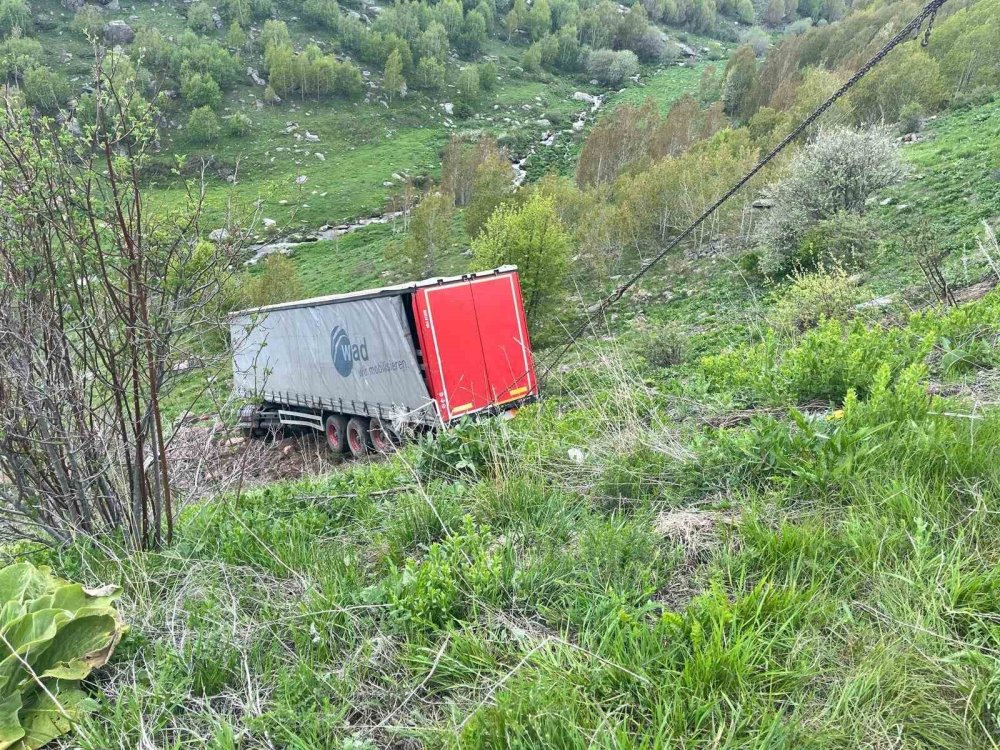 Virajı alamayan tır şarampole yuvarlandı