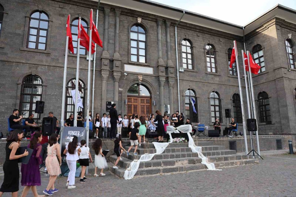 Diyarbakır'da tarihi mekanda çocukların yüzlerce eseri sergilendi