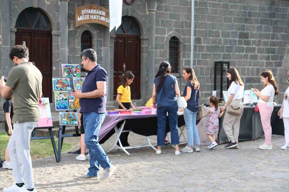 Diyarbakır'da tarihi mekanda çocukların yüzlerce eseri sergilendi