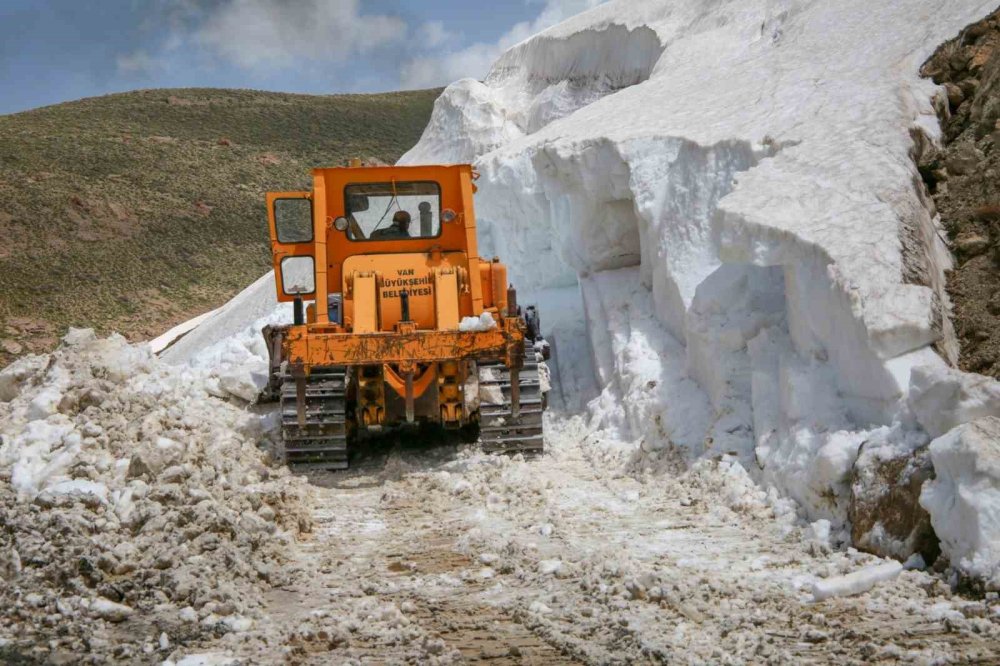 Van’da, 5 metreyi bulan karda yol açma çalışması