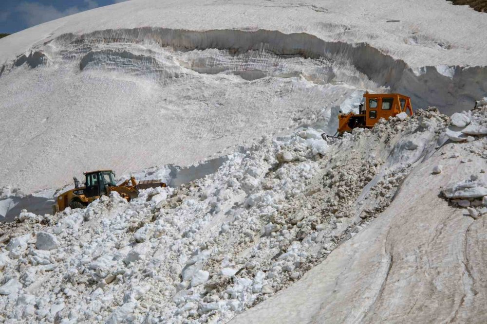 Van’da, 5 metreyi bulan karda yol açma çalışması