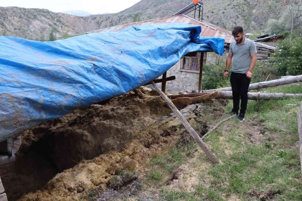 Erzurum'da sağanak sonrası ahır çöktü