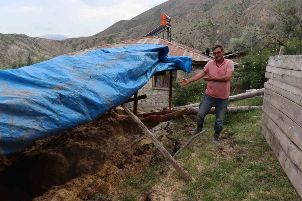 Erzurum'da sağanak sonrası ahır çöktü