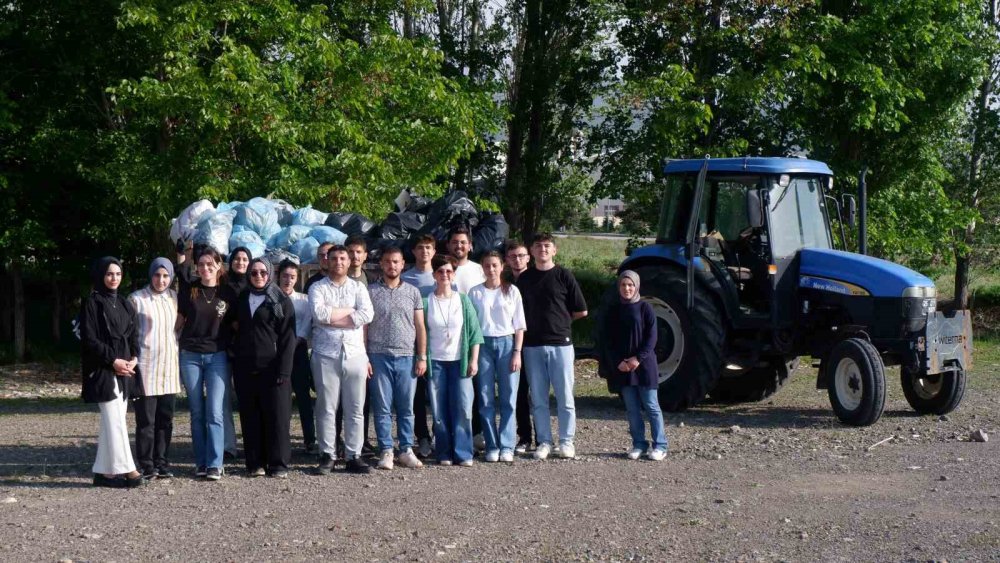 Erzurum'da öğrenciler bir günde 10 römork çöp topladı