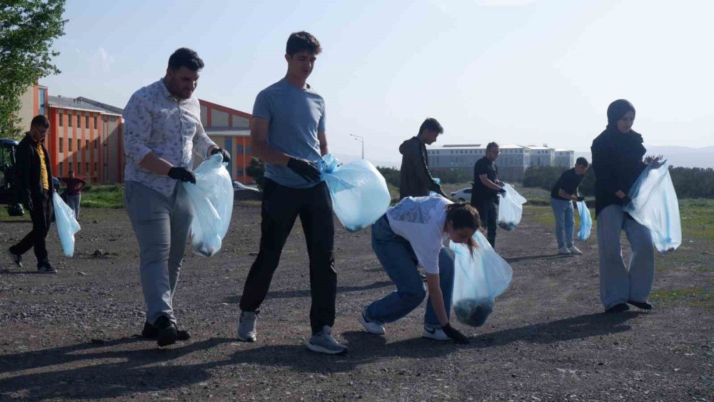 Erzurum'da öğrenciler bir günde 10 römork çöp topladı