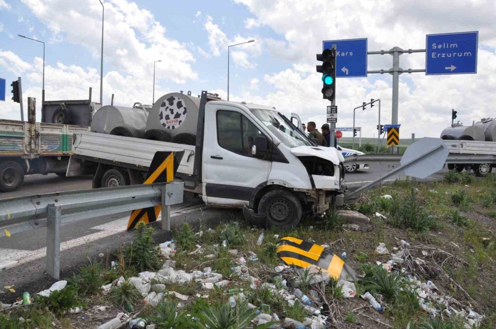 Kars’ta kamyonet ile otomobil çarpıştı: 4 yaralı